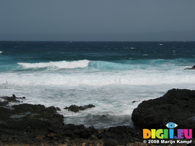 28058 Waves on vulcanic rocks